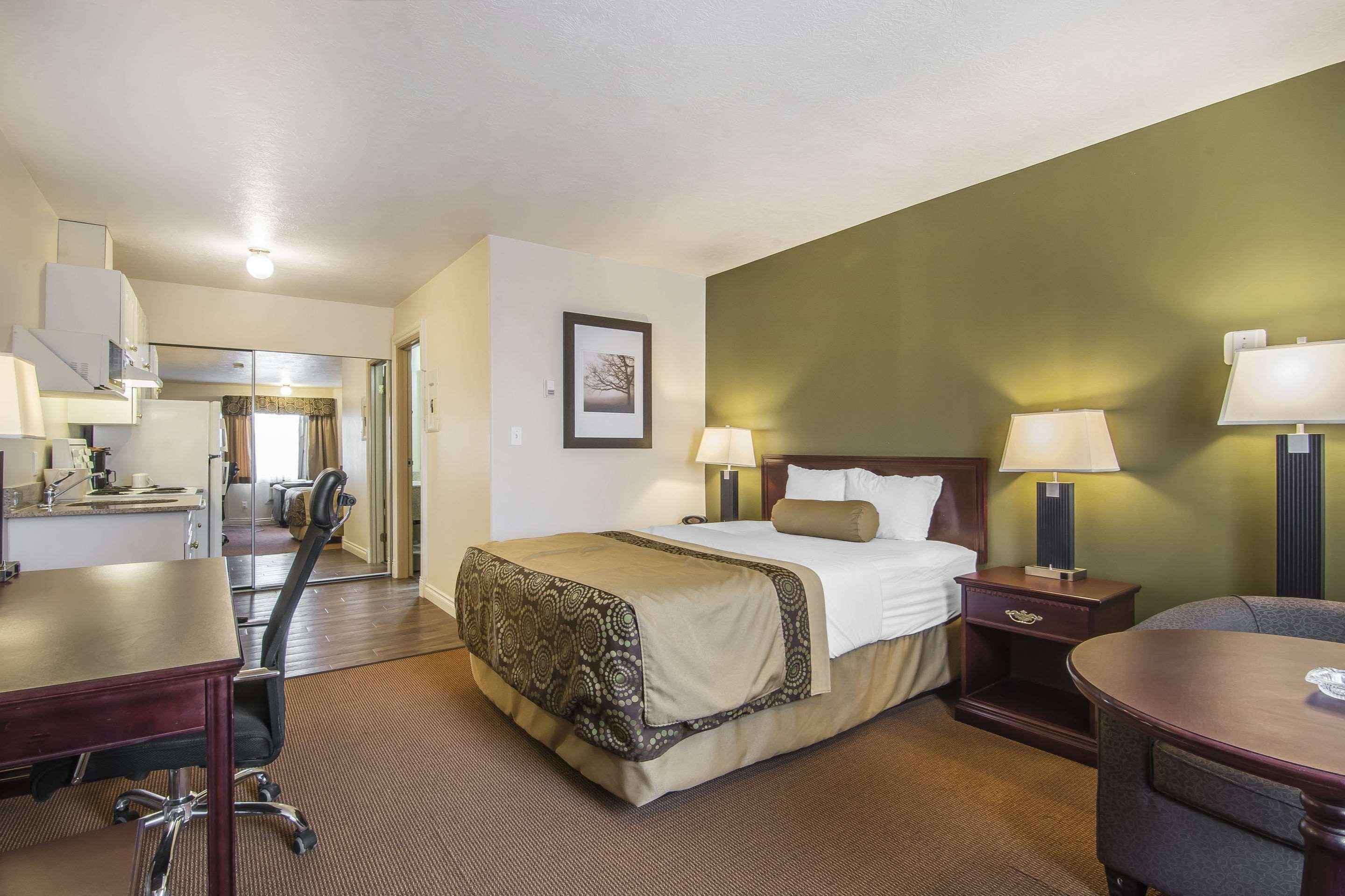 Econo Lodge Inn & Suites High Level Bagian luar foto